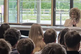 Frau Dr. h.c. Charlotte Knobloch im Gespräch mit der 8. Jahrgangsstufe