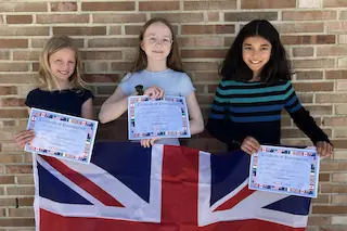 Die Siegerinnen der The Big Challenge am Gymnasium Karlsfeld: Leni Etzien (5e), Slavyana Korotkina (7c) und Ameya Sosale (6f)